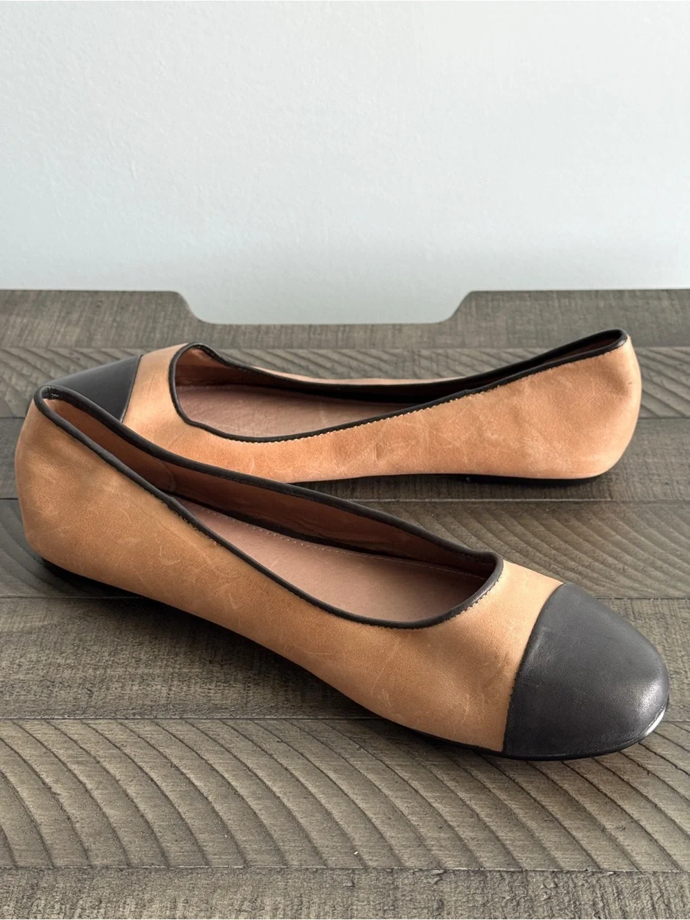 Fossil Two-Tone Tan and Black Women’s Ballet Flats Size 9.5